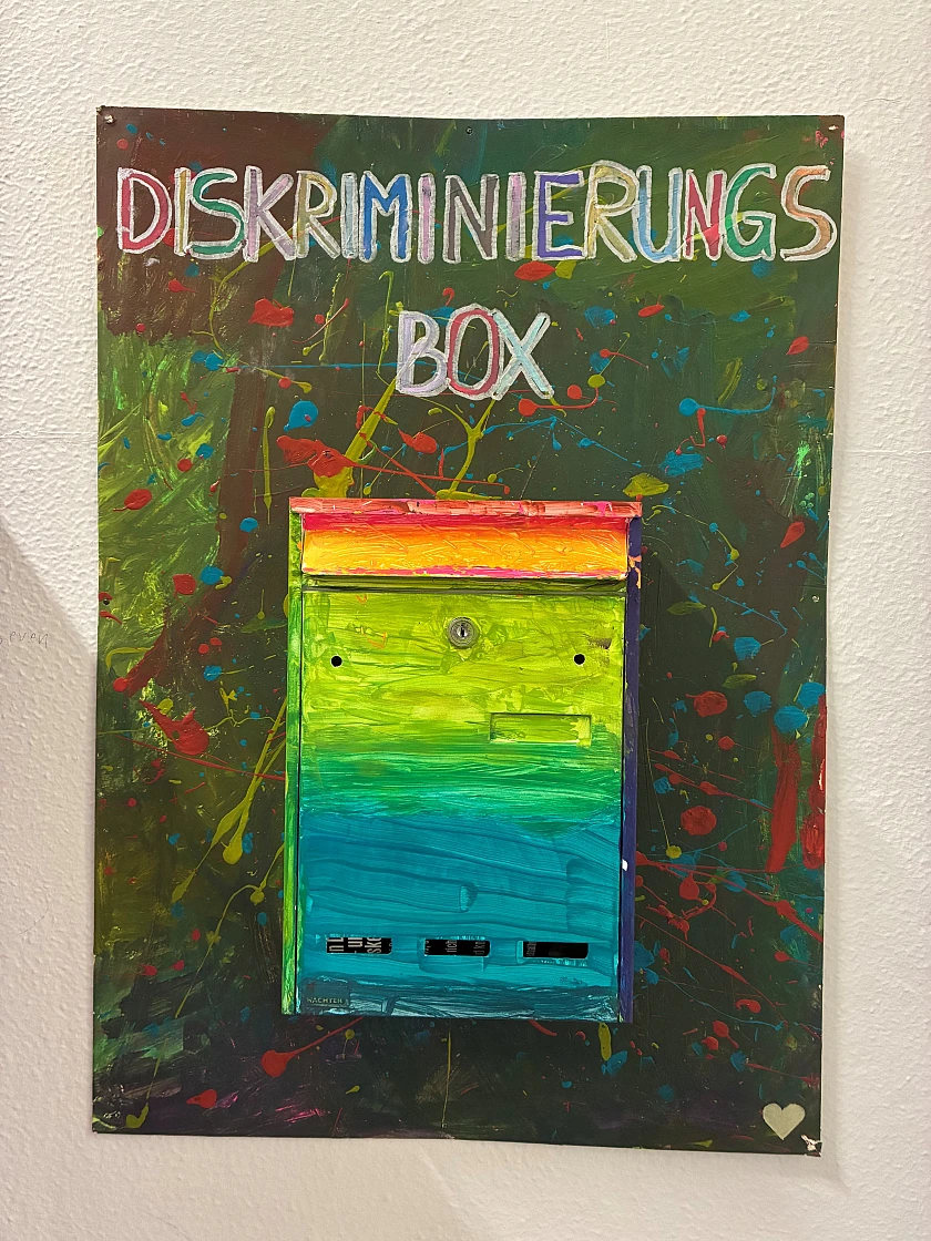 Bild zeigt Büchertisch, Diskriminierungsbox und Titel der Projektwoche
